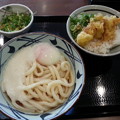 写真: 丸亀製麺 とろ玉うどん (冷) ミニ天丼
