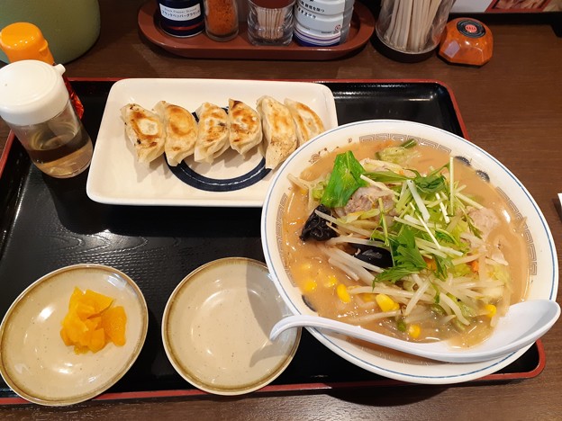 写真: 山田うどん 野菜味噌ラーメン アプリ無料餃子