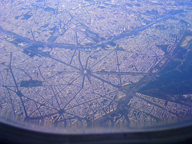写真: パリ上空