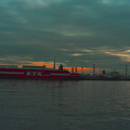 写真: 大型貨物船〜夜明け前の静寂