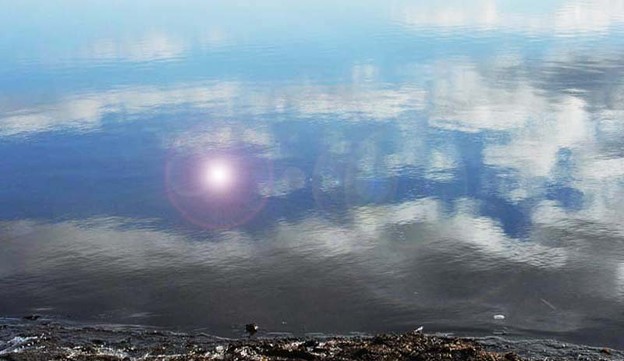 写真: 湖面に映る空
