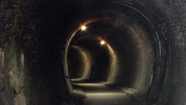 写真: 廃トンネル４