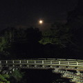 写真: 猿橋と大きな月