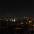 写真: フェンス越しの夜景