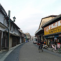 写真: 山鹿・惣門近くの街並みと、レトロ自転車