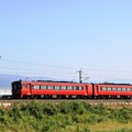 バルーンさが駅と赤い特急列車
