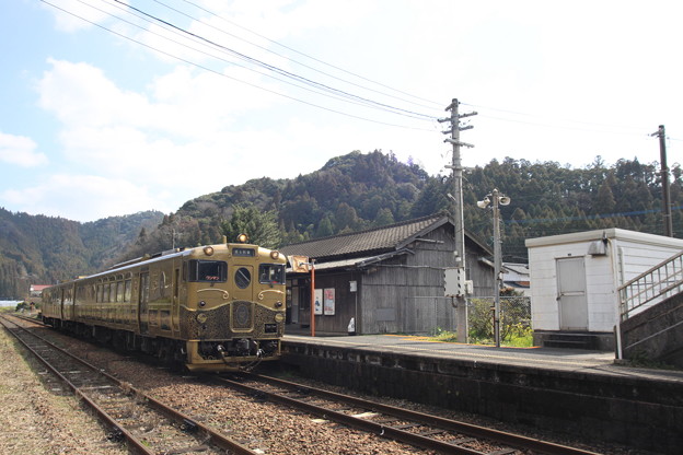 写真: 木造駅舎と或る列車