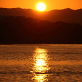 写真: 琵琶湖の夜明け