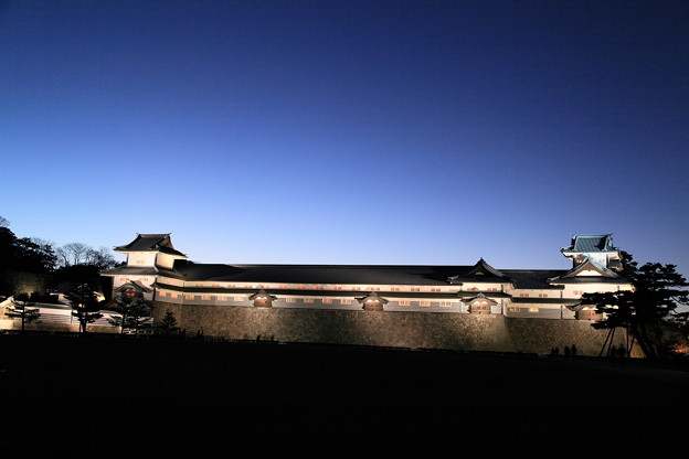 写真: 夕暮れの金沢城（橋爪門続櫓　五十間長屋　菱櫓）