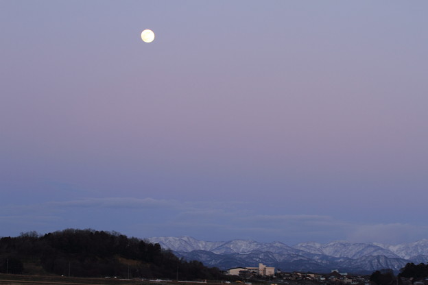 写真: 夕暮れの月と白山連峰