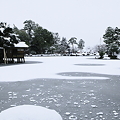 雪の兼六園　霞ヶ池(2)
