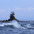 雨晴海岸から　立山連峰　女岩と剱岳(中央）と波