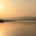 写真: 柴山潟と白山　　朝日