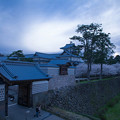 夕暮れの金沢城と河北門　桜並木(2)