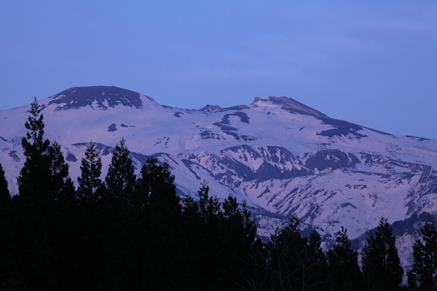 写真: 夕暮れの白山