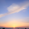 写真: 夕暮れの飛行機雲