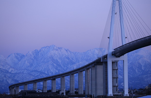 夕暮れの新湊大橋と剱岳