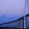 夕暮れの新湊大橋と剱岳