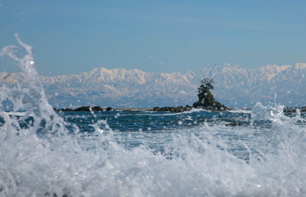写真: 海から　立山連峰　波