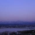 写真: 夕暮れの河北潟から白山