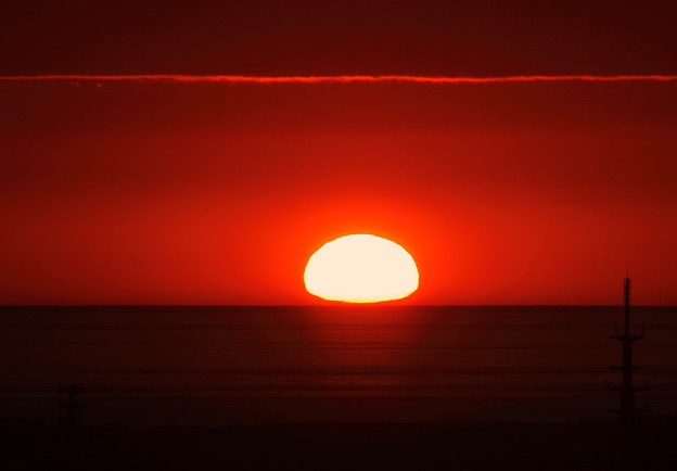 写真: 変形した夕陽