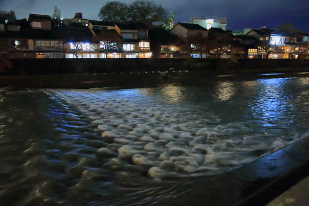写真: 浅野川と主計町茶屋街