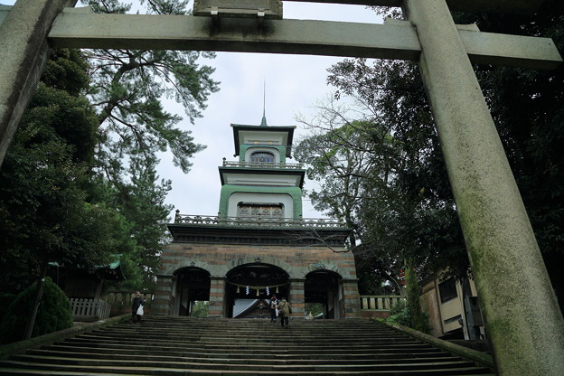 写真: 尾山神社　　鳥居と神門