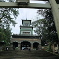 尾山神社　　鳥居と神門