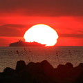 写真: 夕陽と客船