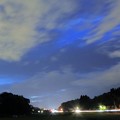 写真: 梅雨の夜空　飛行機の光跡と星が少し（1）