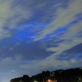 写真: 梅雨の夜空　飛行機の光跡と星が少し（2）