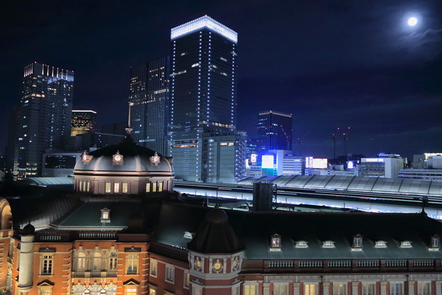 東京駅とビルと満月