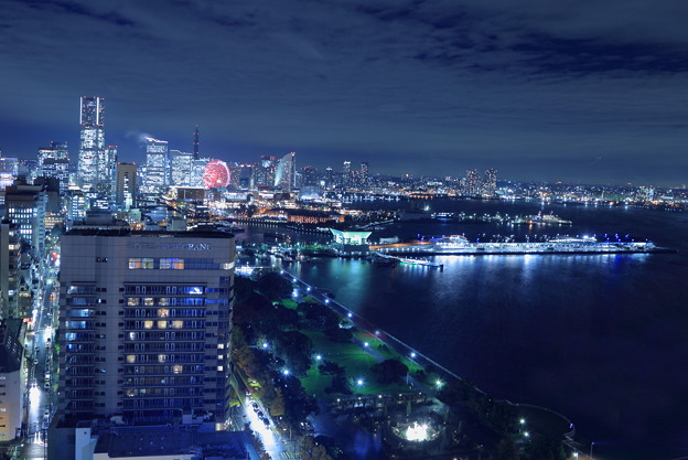 写真: 横浜マリンタワーから　みなとみらいの夜景