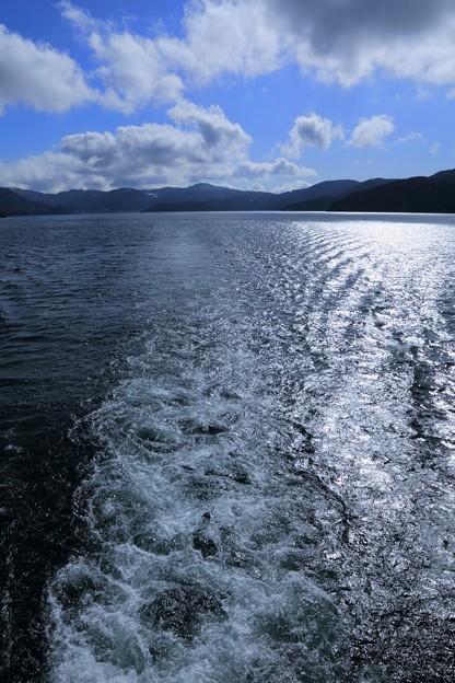 写真: 芦ノ湖　　船の航跡