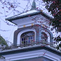 尾山神社　神門と紅梅