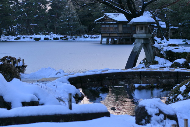 写真: 雪の兼六園　徽軫灯籠と内橋亭
