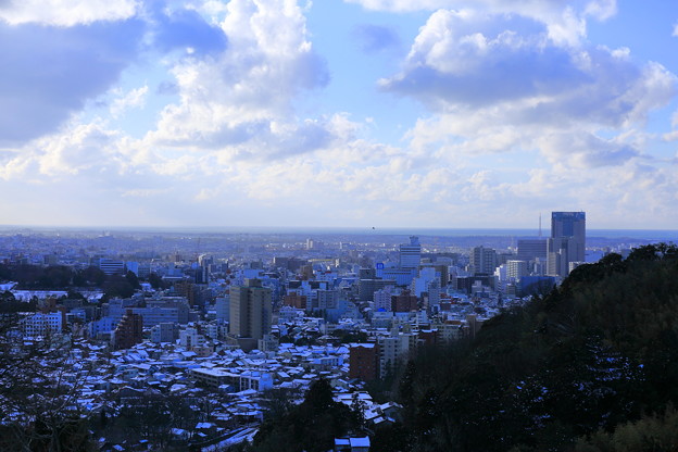 写真: 卯辰山から　街並みと雪　日本海