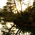 兼六園　霞が池の蓬莱島（右）　夕日