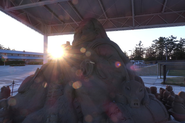 道の駅　のと千里浜　砂像と夕日