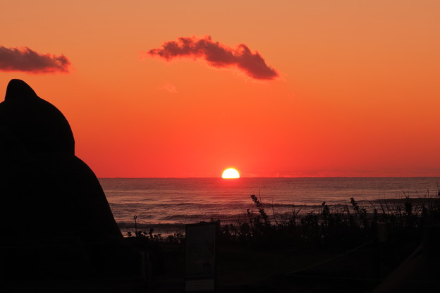 写真: 千里浜から　夕日と砂像