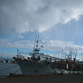 金沢港　イカ釣り漁船と山並み(1)