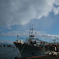 金沢港　イカ釣り漁船と山並み(2)