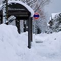 雪のバス停
