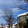 青空と屋根雪