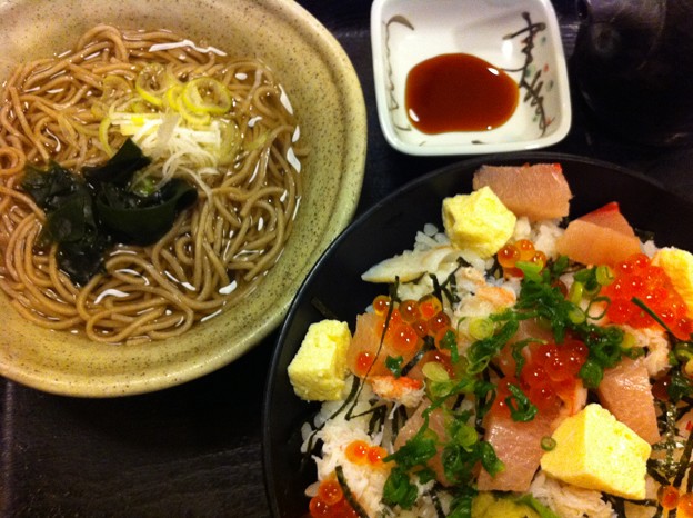 写真: ブリ散らし寿司と温そば