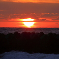 写真: 日本海に沈む夕陽(2)　ちょっとだけダルマさんに＾＾
