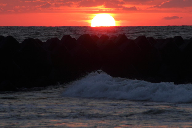 写真: 夕陽と雲と波