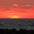 写真: 日本海に夕日が落ちて
