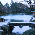 写真: 夕暮れの霞が池と徽軫灯籠　　兼六園
