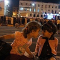 写真: フリーダム広場の2人の女の子